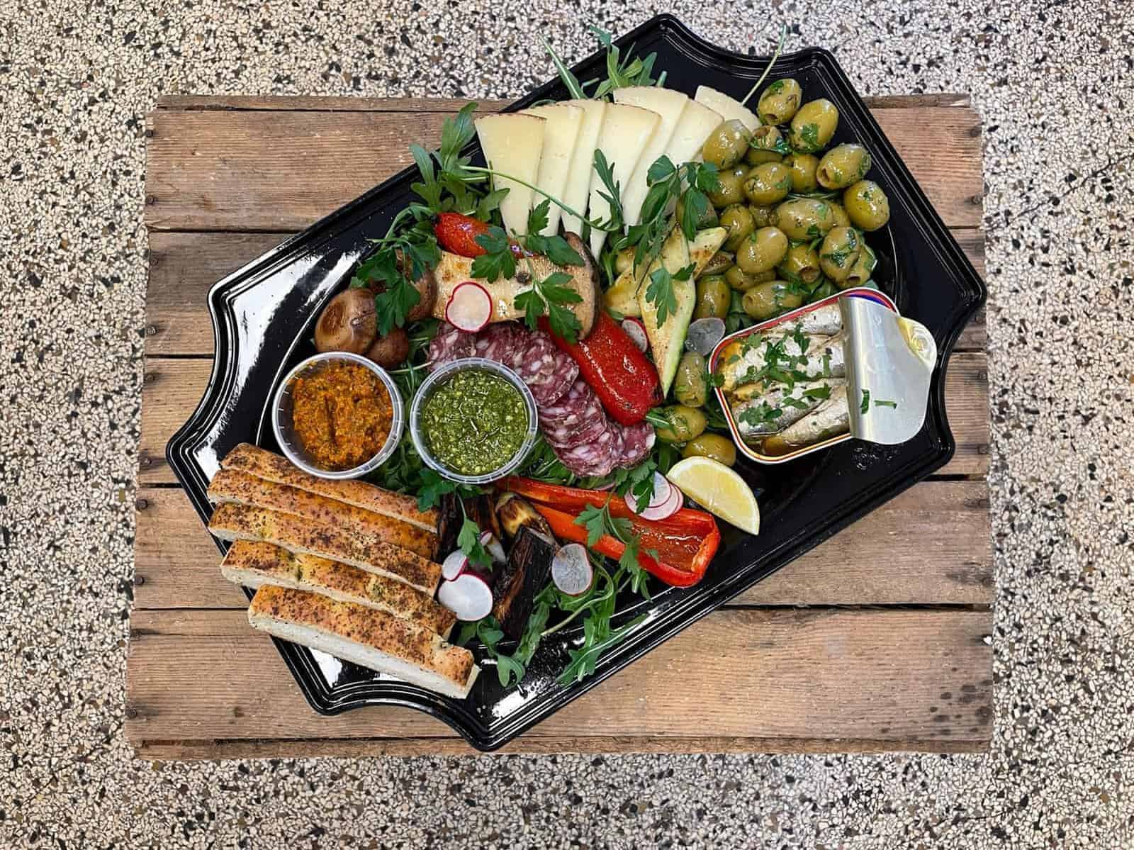 Cateringplank van Traiteur Beet met kaas, groenten en dips